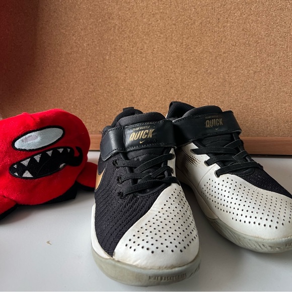 Nike kids Team Hustle Quick Basketball Shoes - Picture 5 of 9